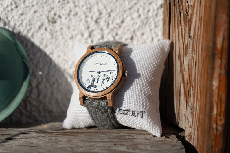 Waidzeit wristwatch with grey Interchangeable merino loden strap | © Harald Steiner