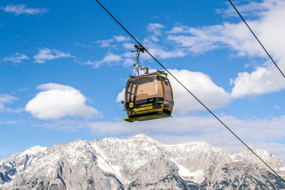 The panorama gondola of the Hochwurzen summit cable car offers the perfect view of the Dachstein massif.  | © Planai/Klünsner