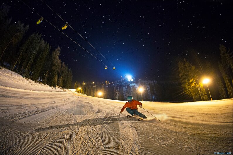 The lighting guarantees you the best visibility on the groomed slopes. | © Gregor Hartl