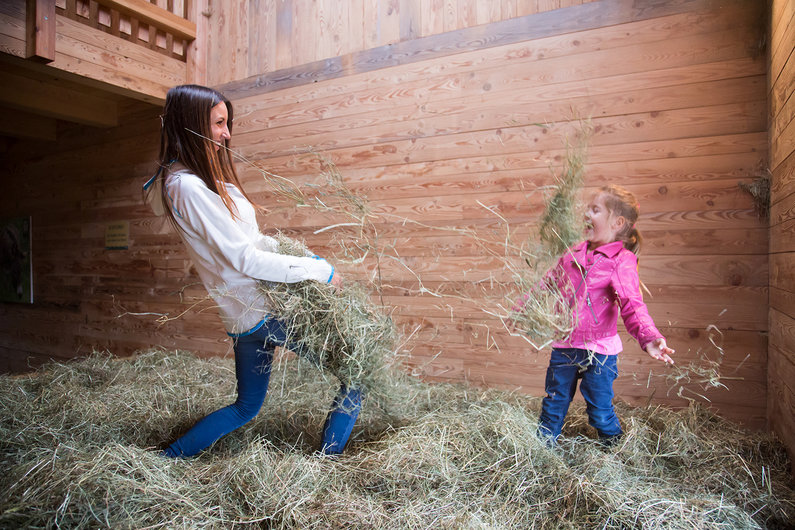 Hay hopping in the children's farm | © Elisabeth Wolkenstein