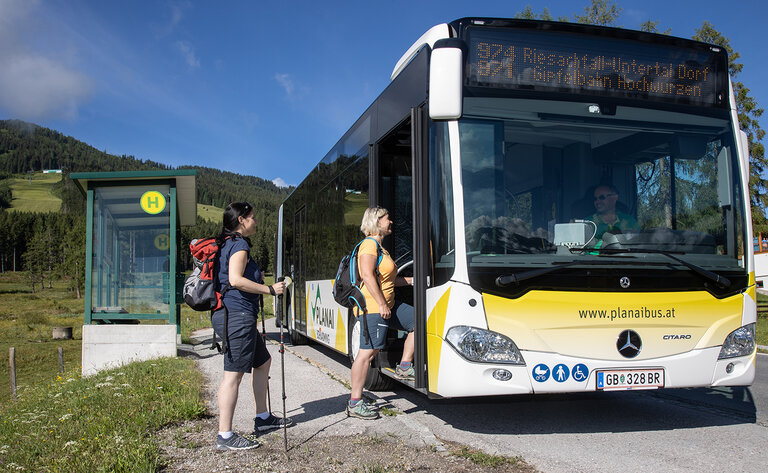 On the road with the articulated bus to the most beautiful places in the Schladming-Dachstein Region | © Harald Steiner