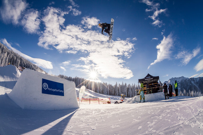 Snowboarders jumping in the Superpark | © Roland Haschka