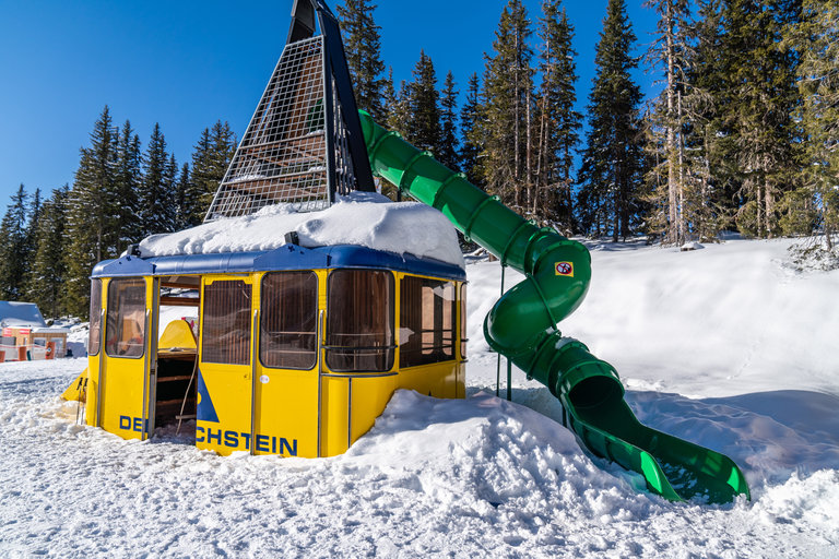 The Dachstein gondola with slides in Hopsi's Children Winter Wonderland | © Chrisitne Höflehner