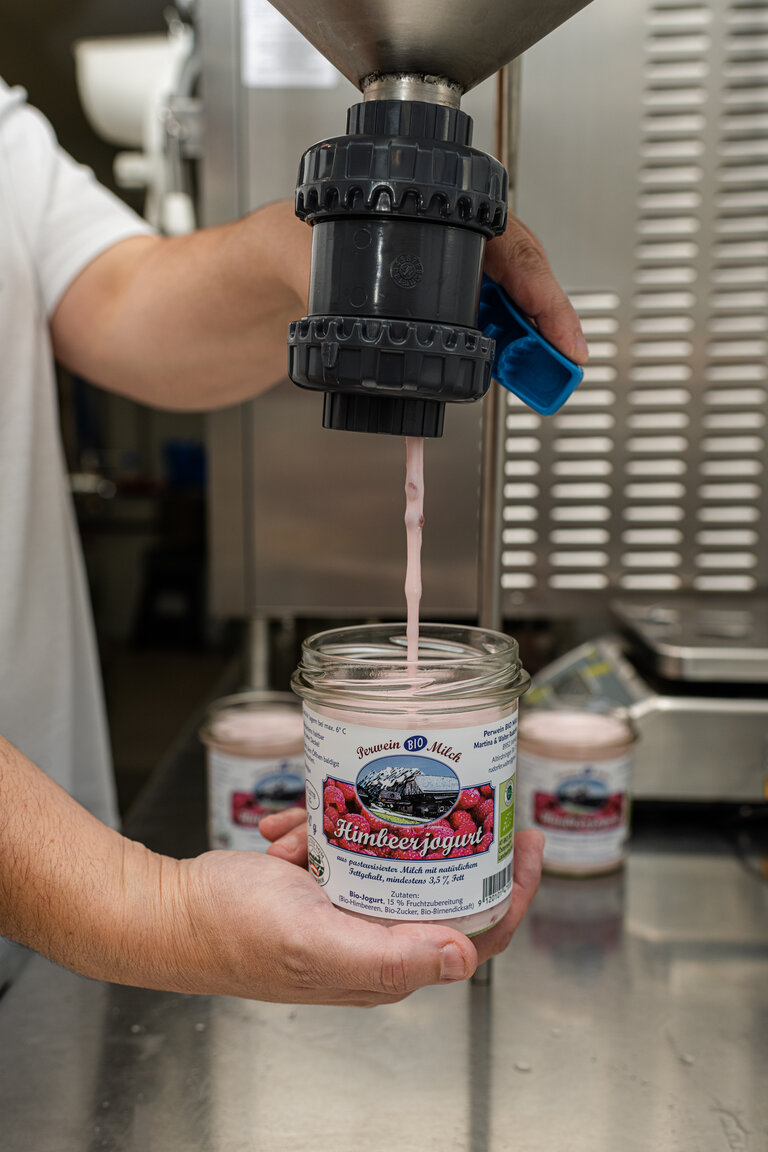 Himbeerjoghurt Herstellung, Perwein BIO Milch | © Martina Siebenhandl