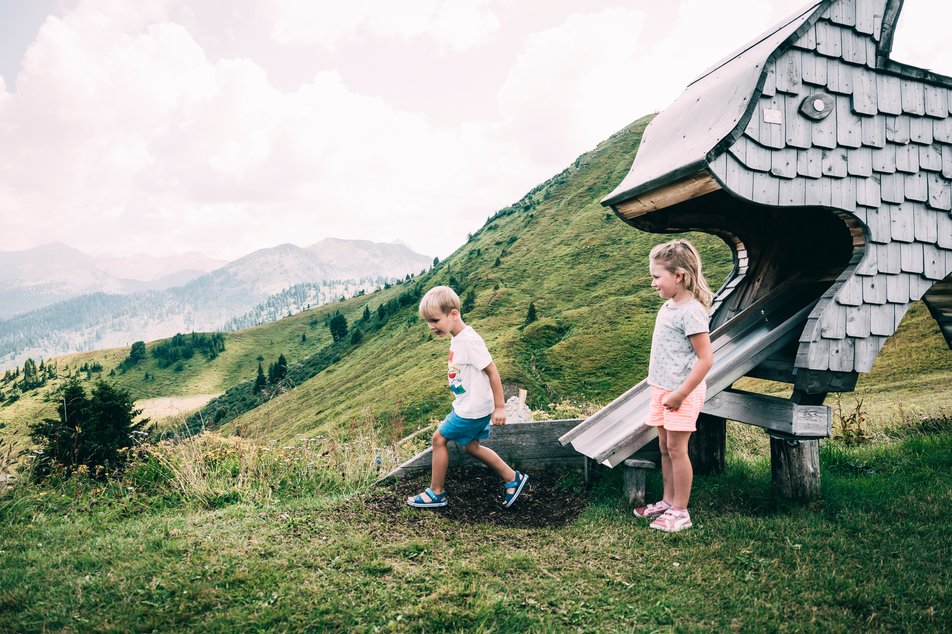 Zwei Kinder spielen im Tierholzpark | © Armin Walcher