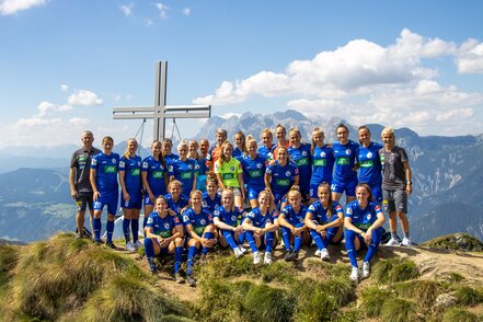 Damenfußballmannschaft vorm Gipfelkreuz Hauser Kaibling | © 1. FFC Turbine Potsdam