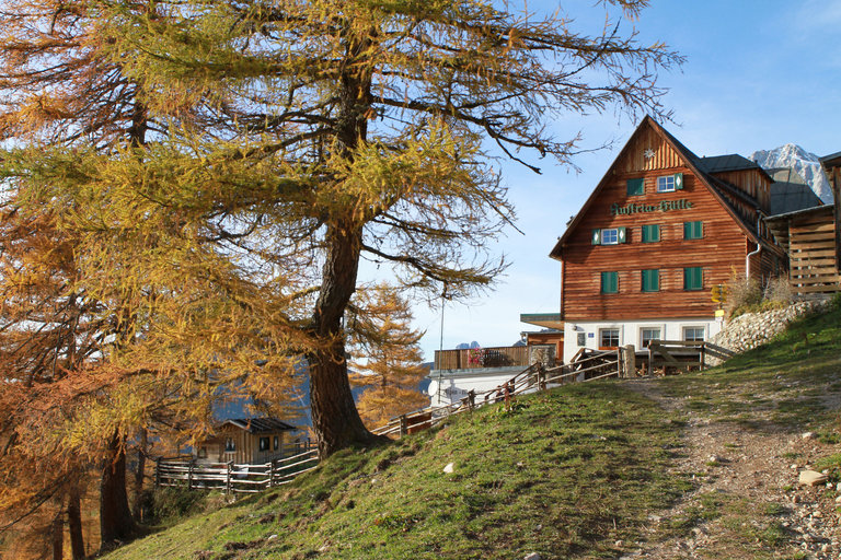 Austriahütte im Herbst mit verfärbten Bäumen. | © Alpenverein Austria