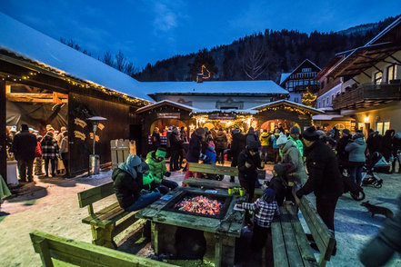 Cozy get-together at the christmas market in Talbach | © Gerhard Pilz