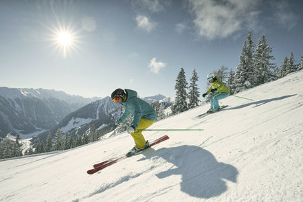 Skiers on the piste in Schladming-Dachstein | © Peter Burgstaller