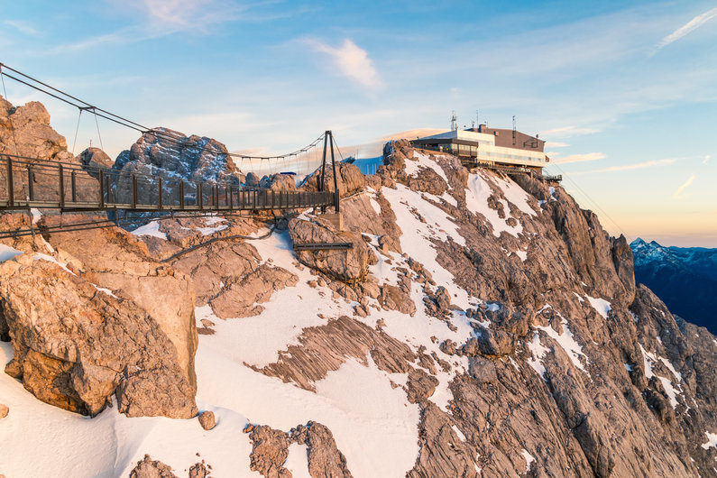 Enjoy the impressive mountain panorama from the Dachstein suspension bridge | © Alexander Klünsner