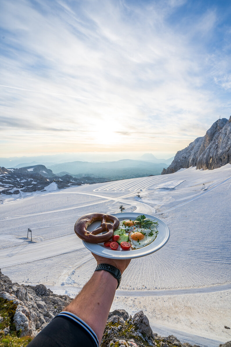 Breakfast at sunrise at almost 3000 metres | © Peter Maier