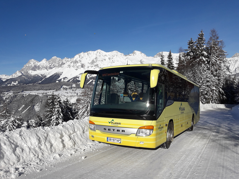 Planai-Bus mit Dachsteinpanorama auf Schneefahrbahn | © Planai