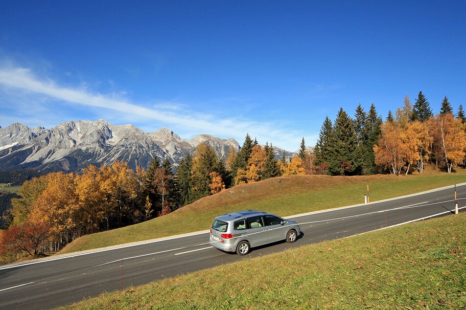 Ride through a colourful autumn landscape on the Planai toll road | © Martin Huber