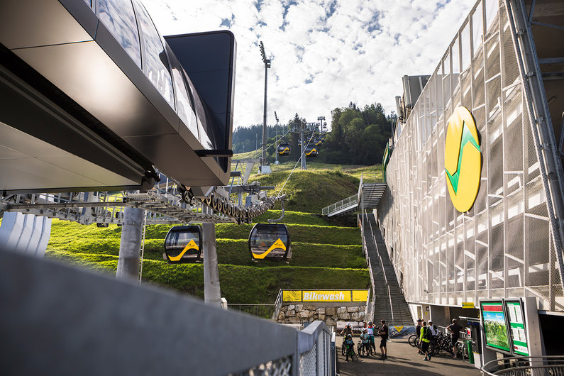 The modern Planai main cable car with panoramic gondolas and the new multi-storey car park right next to the valley station | © Roland Haschka