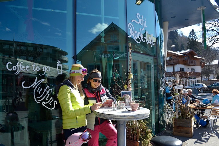   Übersetzter Text Zielsprache auswählenEnglisch (UK)   the Ski Rock Café with its charming vintage look | © Planai