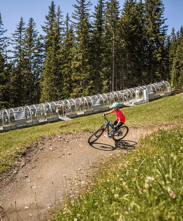 Young downhill bikers at the bike park Planai | © Roland Haschka