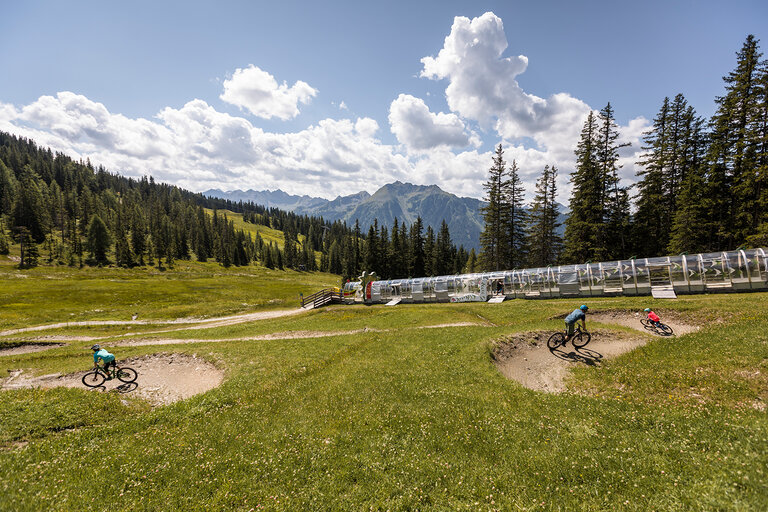 sehr einfache Strecken in der Bike Arena - ideal für Anfänger | © Roland Haschka