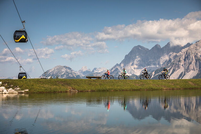 Planai gondola lift with view of the Dachstein from the lakeside | © Roland Haschka
