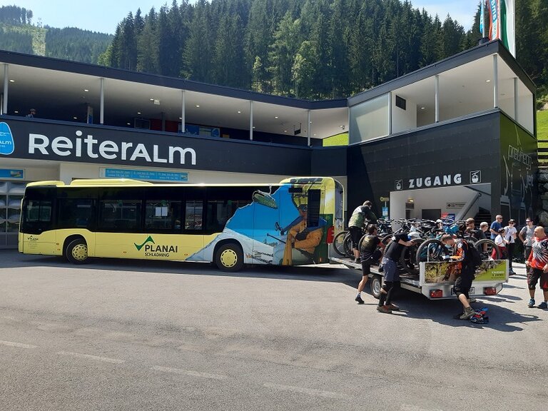 Mit dem Bike- und Wanderbus vom Planet Planai über die Talstation Gipfelbahn Hochwurzen zum Preunegg Jet - Reiteralm | © Planai