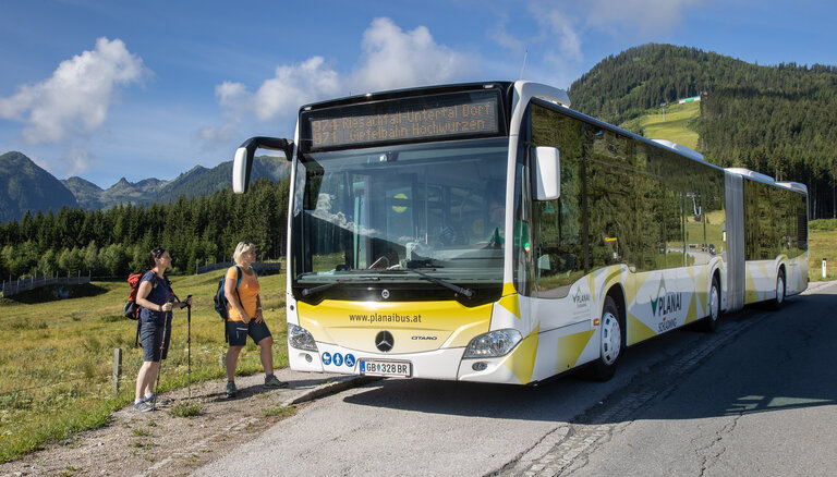 On the road with the articulated bus to the most beautiful places in the Schladming-Dachstein Region | © Harald Steiner