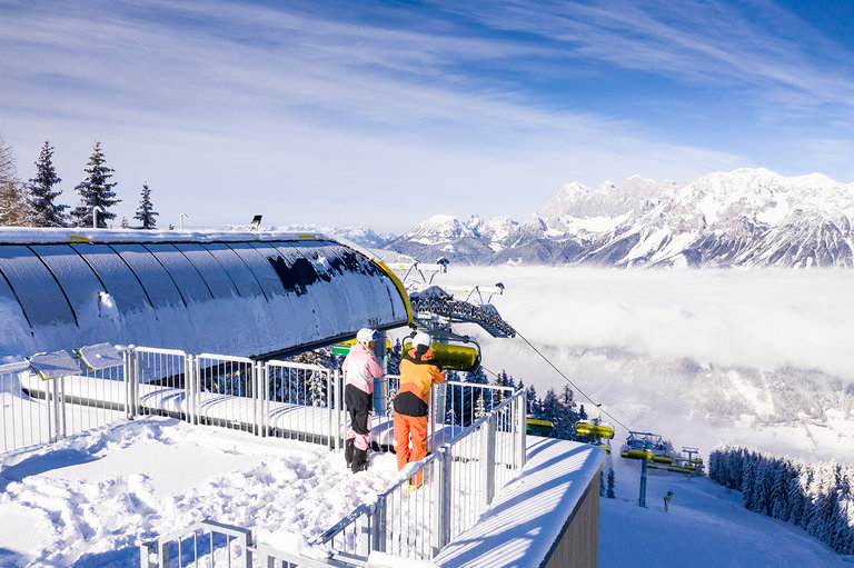 Traumhaftes Panorama am Dach der neuen Bergstation der Lärchkogelbahn | © Johannes Absenger