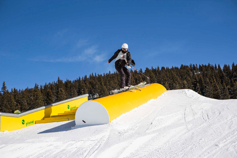 Freestyle skier au box on the Planai | © Roland Haschka