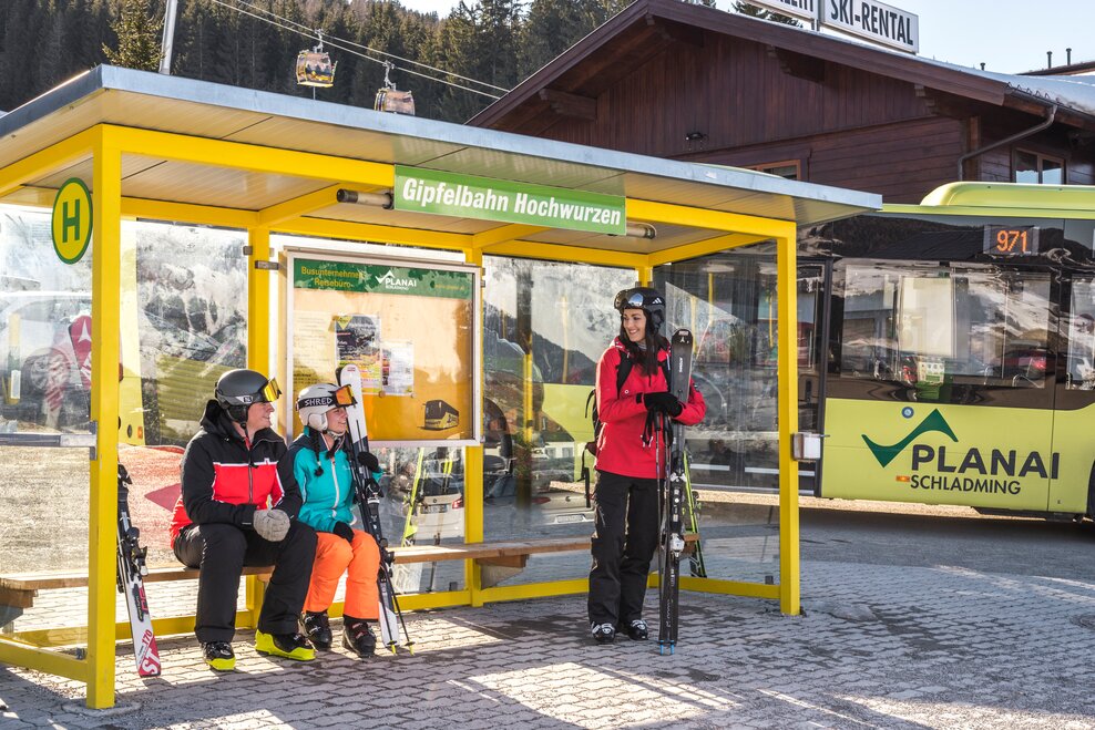 Ski bus to the Hochwurzen summit lift | © David Stocker