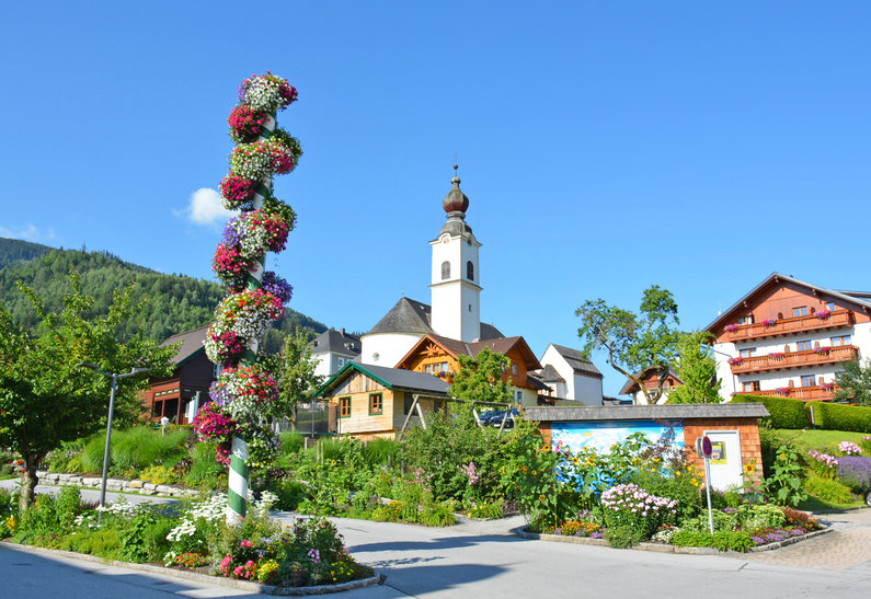 Schlossplatz mit Pfarrkirche und Blumenturm | © Marktgemeinde Haus