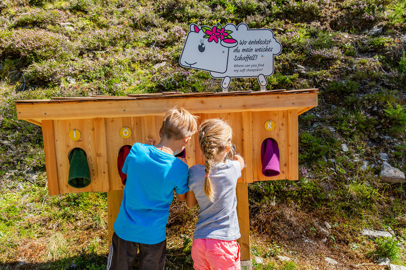 Kinder vor einer Holzbox | © Hauser Kaibling@René Eduard Perhab