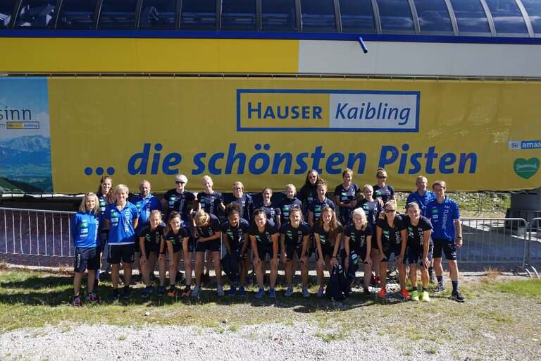 Damenfußballmannschaft vor Sessellift | © 1. FFC Turbine Potsdam