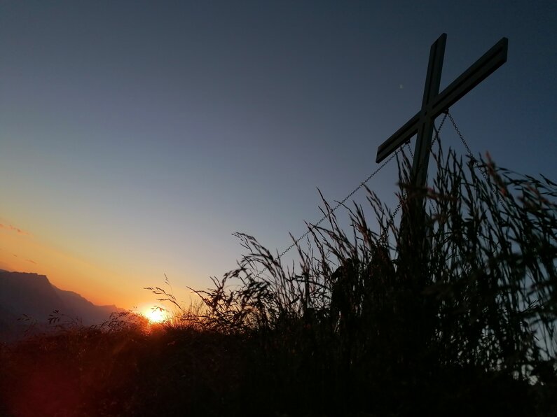 Gipfelkreuz im Sonnenaufgang | © TVB Haus-Aich-Gössenberg