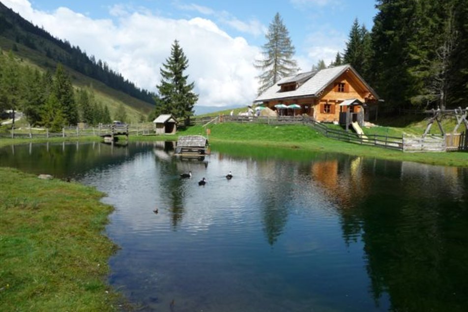 Stangl Alm hut with a little pond | © Stangl Alm