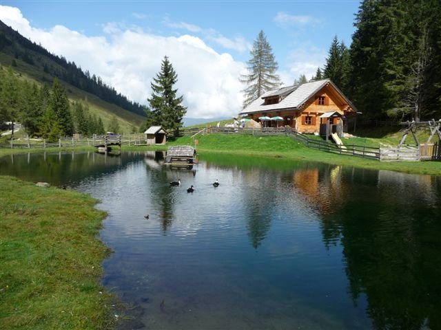 Stangl Alm - Hütte mit Teich | © Stangl Alm