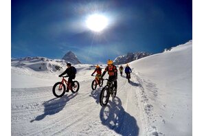 Gruppe Fatbiker am Gletscher.  | © Alpine Fatbike