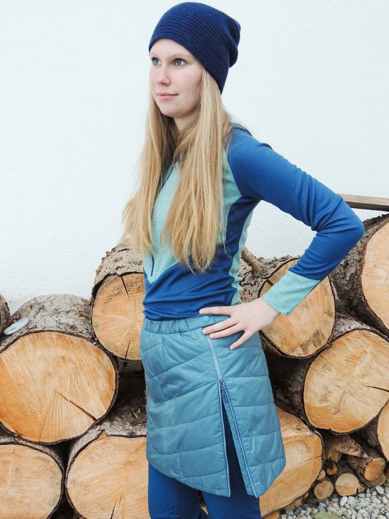 Frau im blauen Skitourenoutfit. | © Sportmoden Schrempf