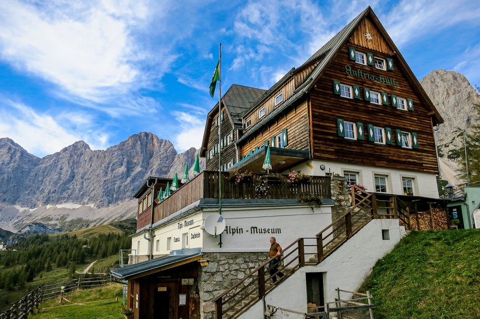 Austriahütte mit der Dachsteinsüdwand im Hintergrund. | © Herzog