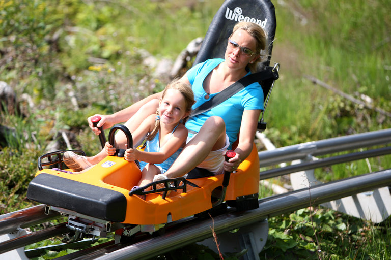 Mutter mit Kind auf dem Rittisberg Coaster. | © Erlebnis Rittisberg
