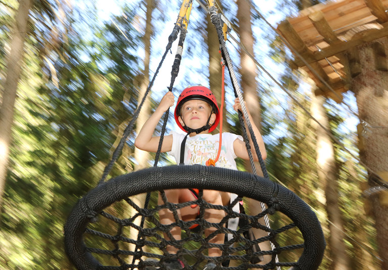 Kind auf runder Seilschaukel. | © Erlebnis Rittisberg