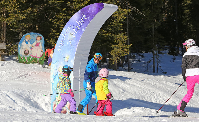 Kinder lernen spielerisch Skifahren auf der Märchen Abfahrt. | © Hans-Peter Steiner