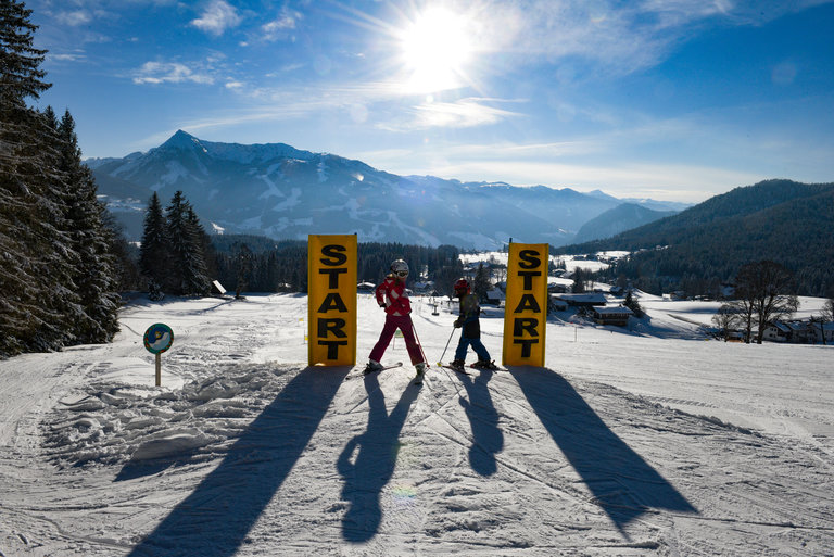 Zwei Kinder beim Skifahren. | © Hans-Peter Steiner
