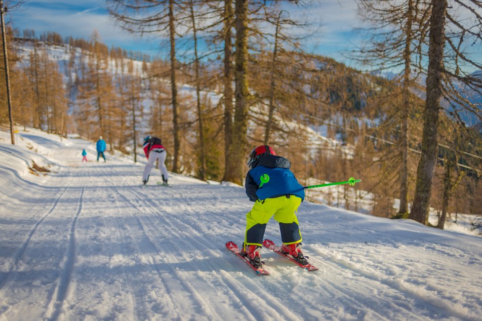 Familie am Skifahren auf dem Skiweg. | © Christine Höflehner