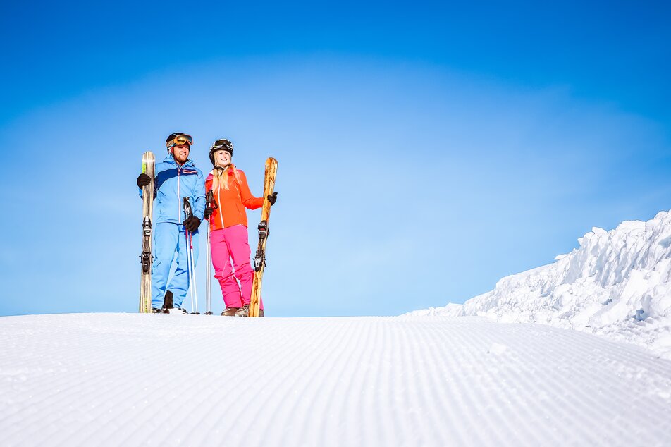 Skiers on the freshly prepared piste | © Martin Huber