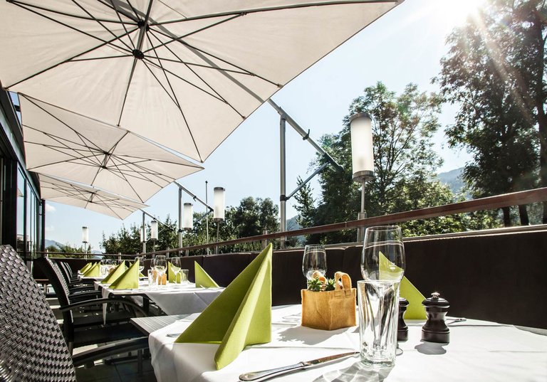 The sunny terrace of restaurant Zirngast in Schladming