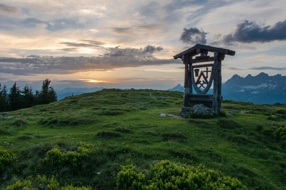 Das Wappen von Rohrmoos-Untertal auf dem Gipfel des Rossfeld | © Gerhard Pilz/Tourismusverband Schladming