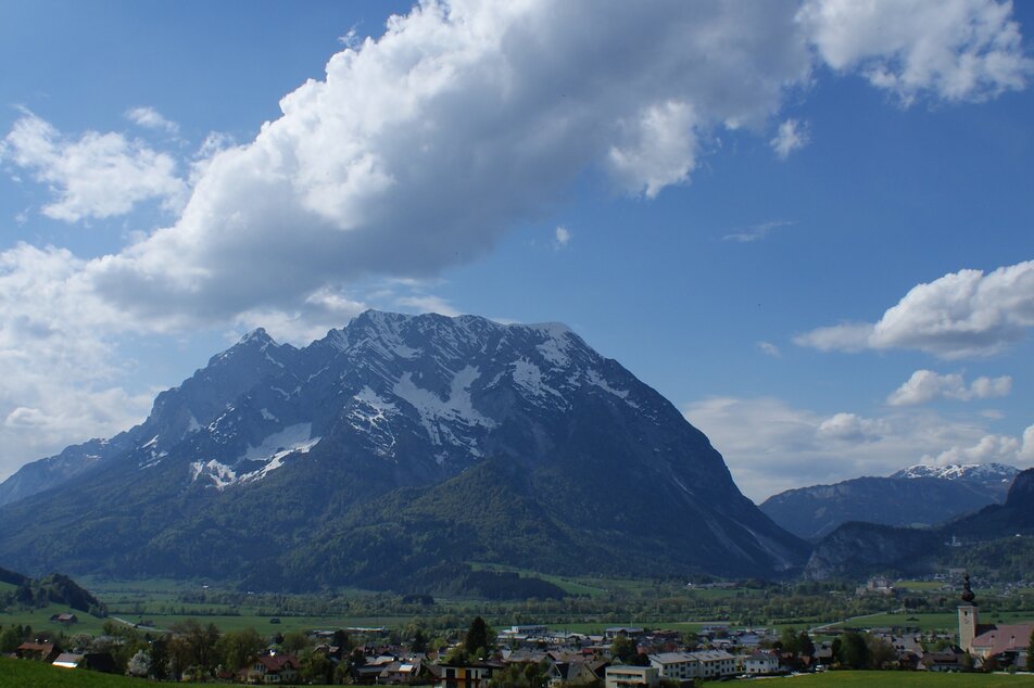 Der Grimming thront mit seinen 2.351 Metern über dem Tal | © Erlebnisregion Schladming-Dachstein