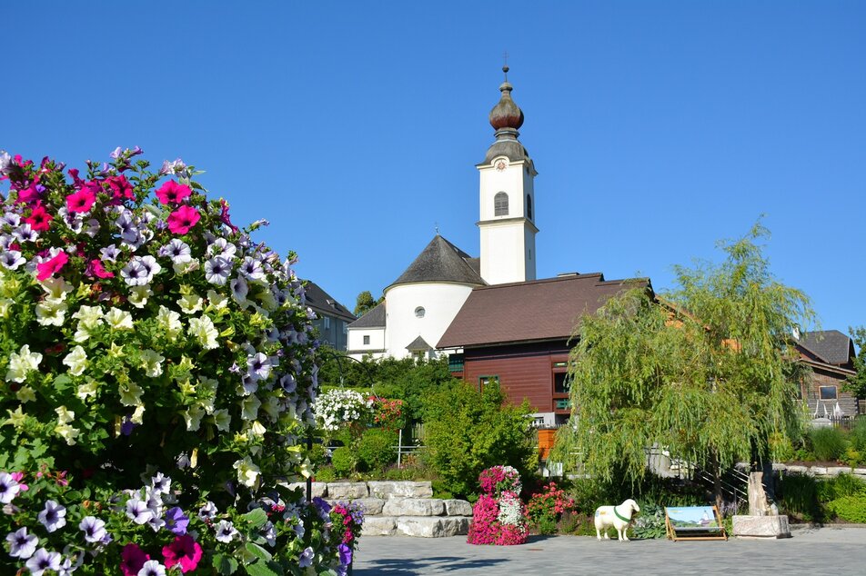 Schlossplatz mit Blick auf die Pfarrkirche Haus | © Marktgemeinde Haus