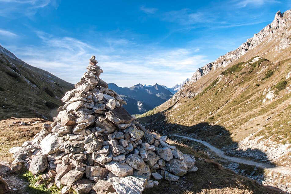 Stone pile waypoint at Preuneggsattel mountain saddle in Preuneggtal valley | © Gerhard Pilz/Gerhard Pilz