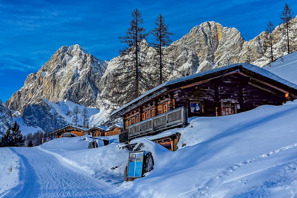 The Brandalmen are idyllically nestled in front of the Dachstein massif, the end point of the tour. | © René Eduard Perhab/Erlebnisregion Schladming-Dachstein