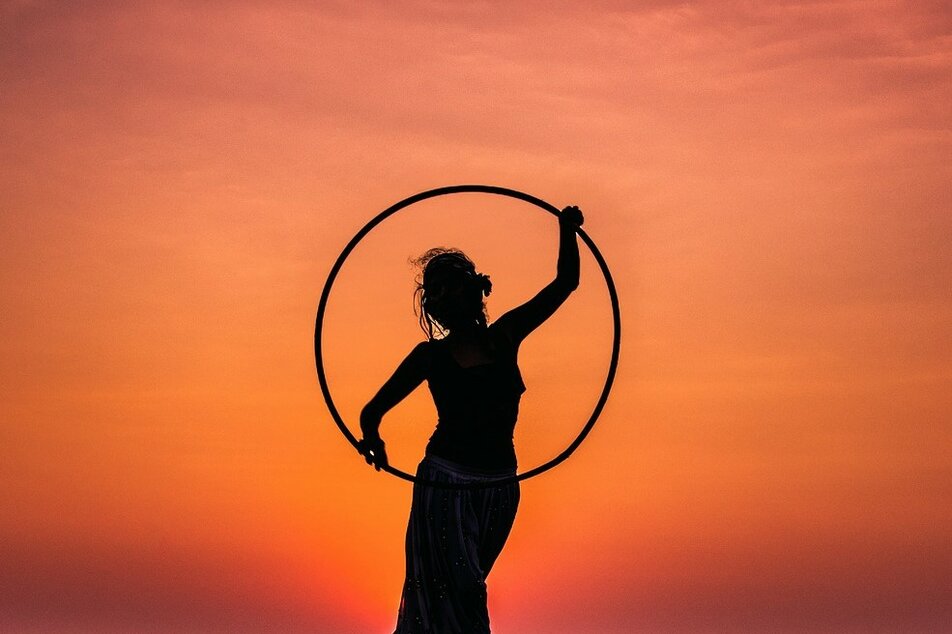 With Hoop Dance through the changing years. - Imprese #1 | © Bewegung mit dem Hoop Pixabay kostenlos