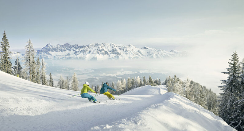 Skiers going down the piste | © Peter Burgstaller